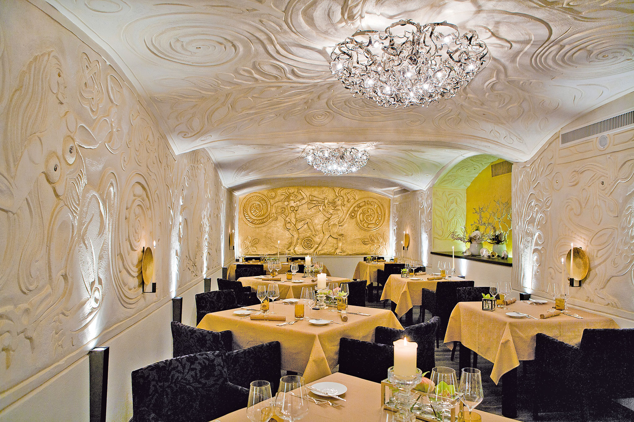 Rolf Fliegauf wurde berühmt als jüngster Zwei-Sterne-Koch Europas. Heute begeistert er seine Gäste in seinem Restaurant »Ecco« in St. Moritz, das auch im tessinischen Ascona zu finden ist.