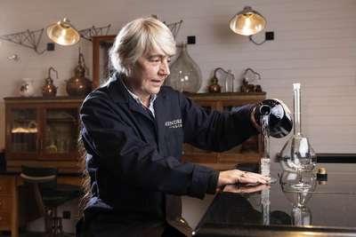 Hendrick's Master Distiller Lesley Gracie kann im Aromenlabor an neue Gin-Kreationen tüfteln.