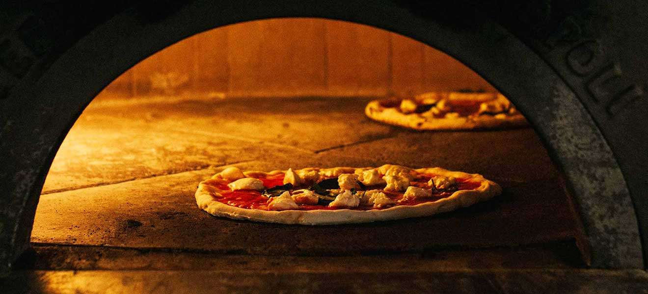 Pizza aus dem Holzofen im Kölner »485°«.