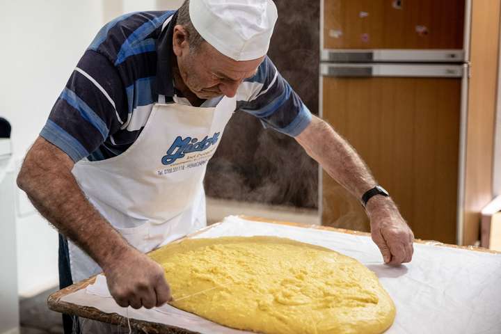 Bei der Zubereitung der Polenta di carbonara können wir dem Küchenchef über die Schultern schauen.