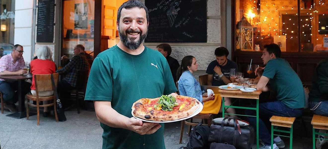 Das Pizzerien-Voting 2020 für Deutschland ist geschlagen, in Berlin freut sich Luigi von der Pizzeria »LuNa« über den Sieg.