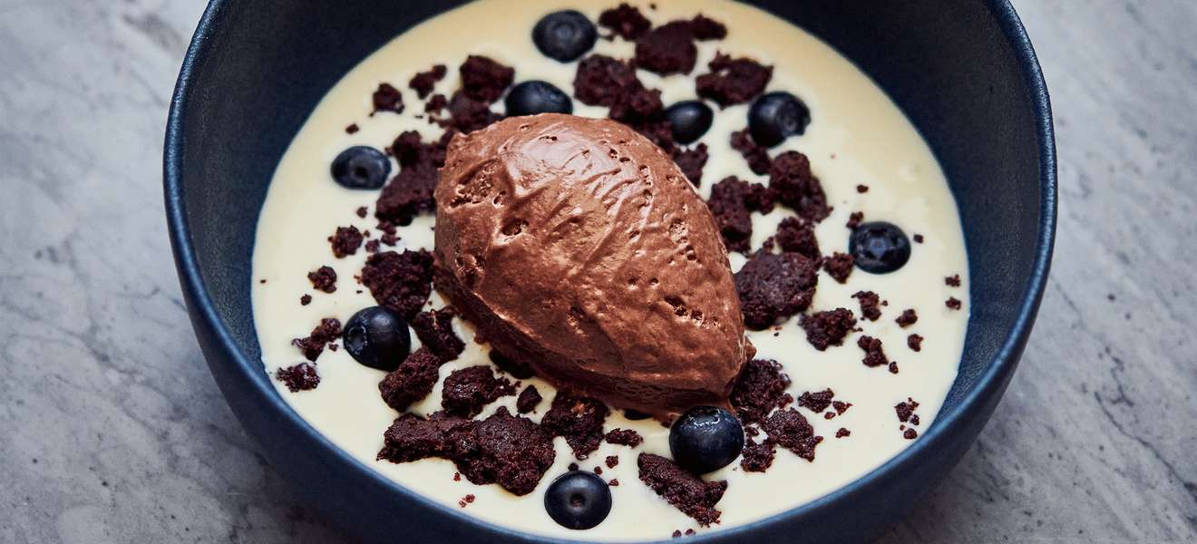 Schokoladenmousse und -Crumble mit Lavendeljoghurt