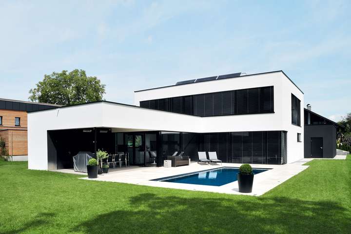 Bei diesem Hingucker der österreichischen Poolmanufaktur Leidenfrost bildet das blaue Rechteck einen integralen Bestandteil der Terrasse.