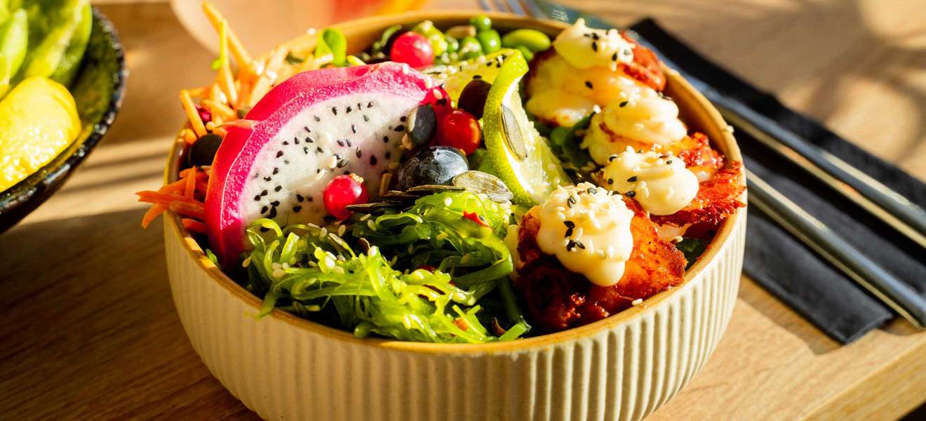 Ein absoluter Hingucker – die »Dragon Bowl« mit Garnelen, süßer Chili-Aioli und Wakame-Gurken-Salat von »Good Food« im Mediapark.