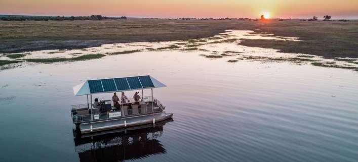 Mit einem Elektroboot können die Schönheiten des Chobe-Nationalparks geräuschlos und umweltfreundlich erkundet werden.