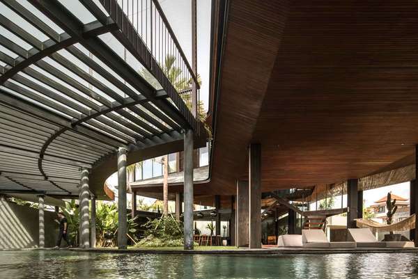 Im Butterfly House auf Bali  hat man ein rundes Becken ums Haus angelegt. Wer in diesem Energiekreis schwimmt, kommt auch beim Wohnbereich vorbei.  alexisdornier.com