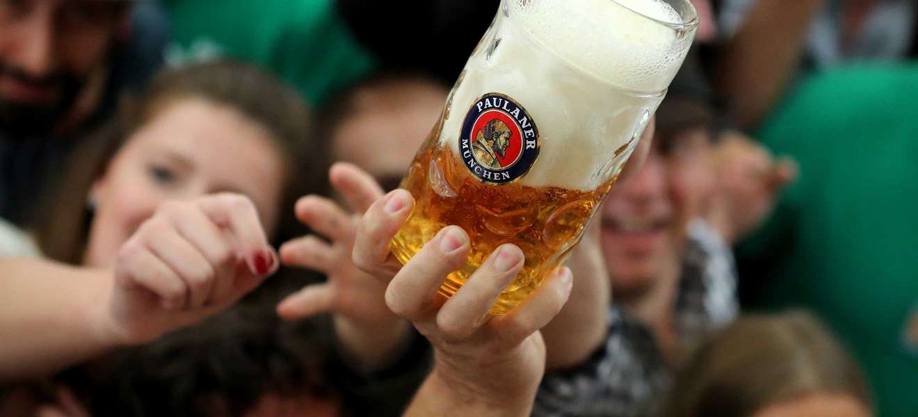 Die Deutschen reißen sich um gutes Bier – hier im Paulanerzelt auf dem Oktoberfest 2017.