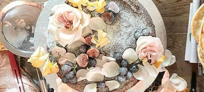 Königliche Fans – Prinz Harry und Meghan Markle orderten die Hochzeitstorte: Zitronen-Holunder mit Buttercreme-Blüten-Garnitur.