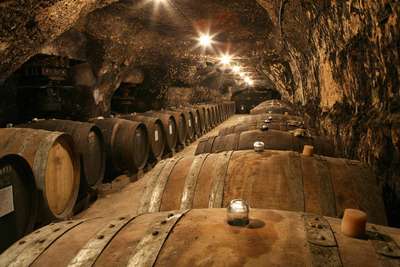 Die Domaine Huet steht für stoffige  und langlebige Chenin Blancs, darunter große Süßweine. In das weiche Tuffgestein werden seit Jahrhunderten Weinkeller gegraben, die ein optimales Umfeld für die Reifung der Weine bieten.
