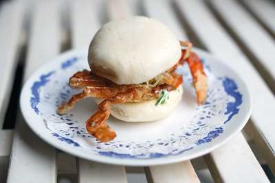 Ein Highlight im »Sansho« ist das Sandwich aus Hefeteig, das mit einer Soft-shell-Krabbe gefüllt wird. / Foto: beigestellt