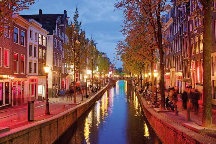 Das Rotlichtviertel in Amsterdam ist einer der ältesten Teile der Stadt. / © Shutterstock