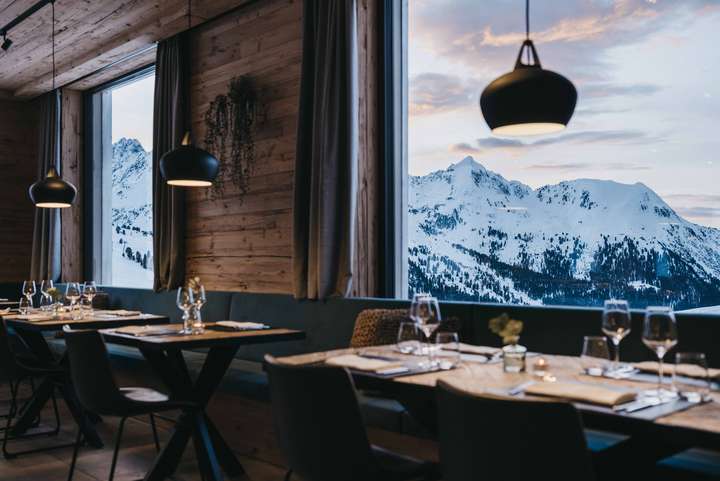Das Restaurant mit Panoramaaussicht auf die Gipfel der Stubaier Alpen