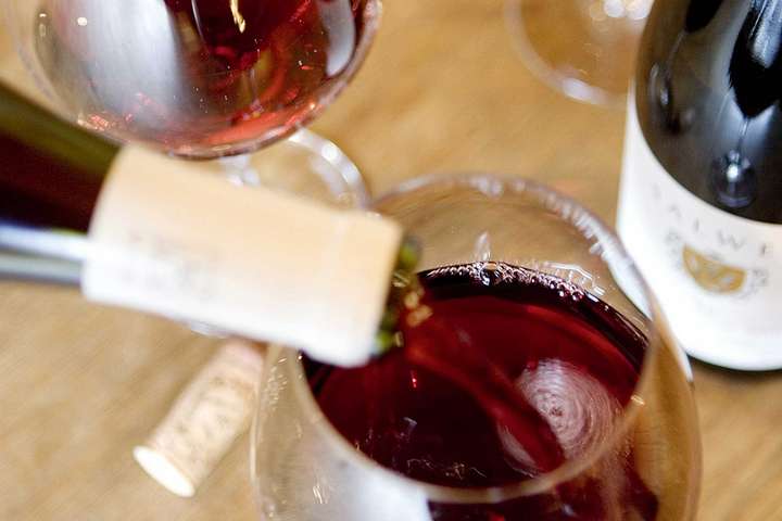 Das Weingut produziert nur noch drei Sorten: Weiß-, Grau- und  Spätburgunder.