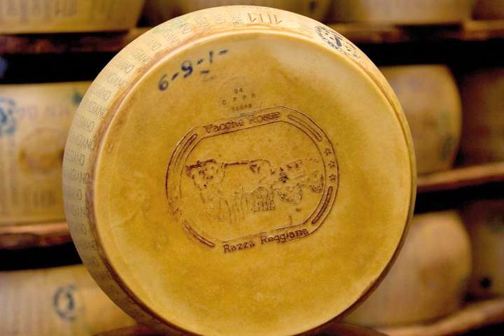 Um einen Laib Parmigiano Reggiano zu erzeugen, sind 550 Liter Milch nötig. / © Markus Kirchgessner, laif