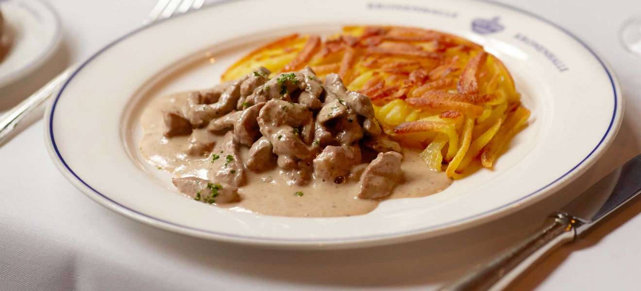 Im Zürcher Restaurant »Kronenhalle« wird das Zürcher Geschnetzelte traditionell mit Rösti serviert.
