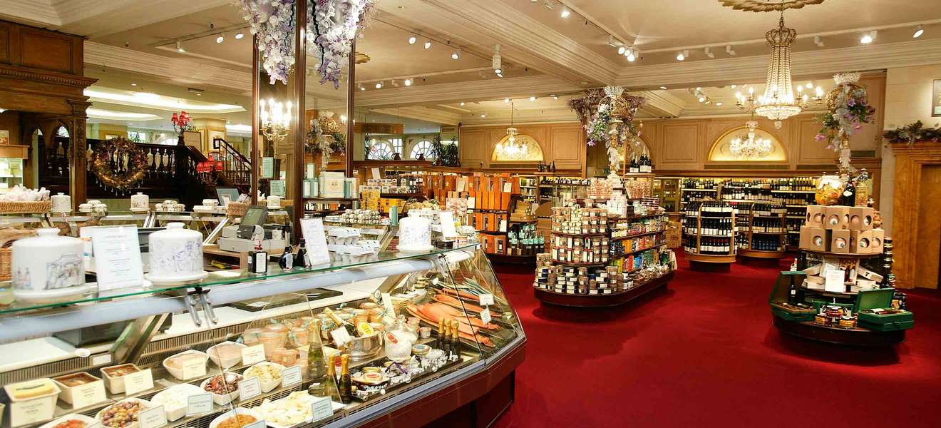 Die Gourmetabteilungen britischer Kaufhäuser, wie hier bei Selfridges in der Londoner Oxford Street, bersten schier vor in- und ausländischen Delikatessen.