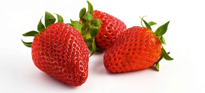 Auf der Höhe ihrer Reife schmecken Erdbeeren am besten pur, noch besser auf einem zarten Baiser.