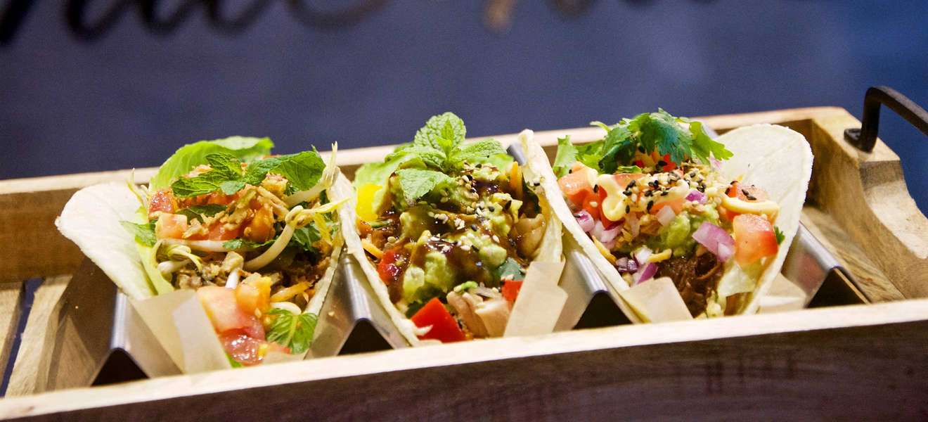 Das Streetfood wird in Tacos statt auf Tellern serviert.
