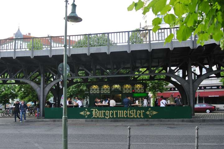 Burgergenuss bis in die frühen Morgenstunden im »Burgermeister«.