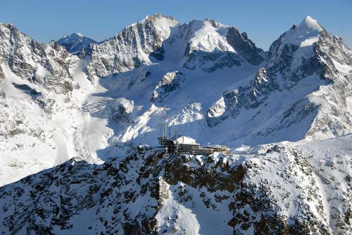 Die Bergstation auf dem Corvatsch. Von Surlej erreicht man den 3303 Meter hohen Pistenstart.