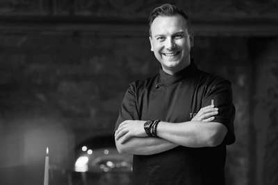 Der legendäre deutsche Sternekoch Tim Raue betreibt im Winter ein temporäres Restaurant in St. Moritz: Seine asiatisch inspirierte Gourmetküche wird dann im »Hotel Kulm« serviert.