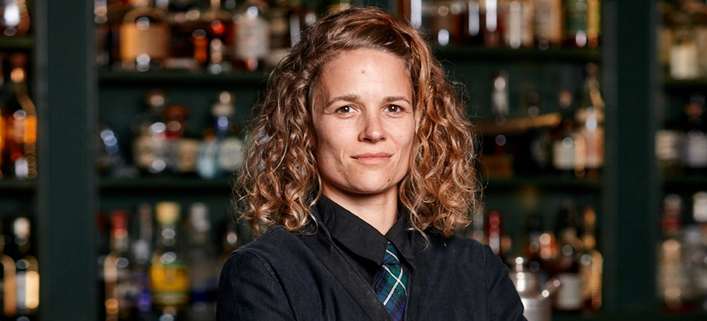 Susan MacKenzie ist Barkeeperin in der »Goldenen Bar« in München. / © Michael Wilfling