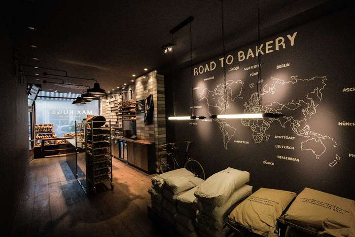 Der Verkaufsraum des Bonner Bäckers Max Kugel sieht etwas anders aus, als man es von Bäckern kennt. Und auch sonst macht Kugel einiges anders.