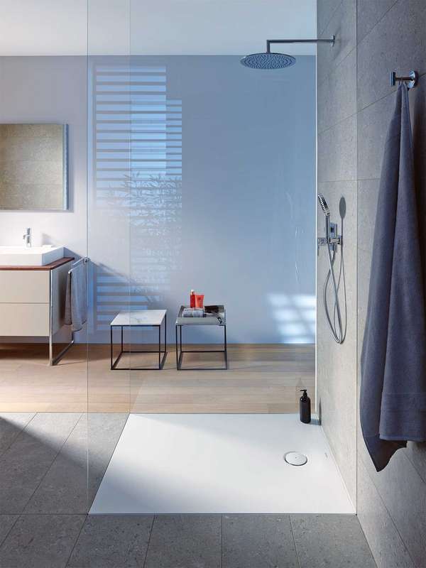 Das Modell »Tempano« fließt nahtlos ins Bad ein: Abtropfrinne, Glaswand und Armatur wirken wie aus einem Guss. duravit.com
