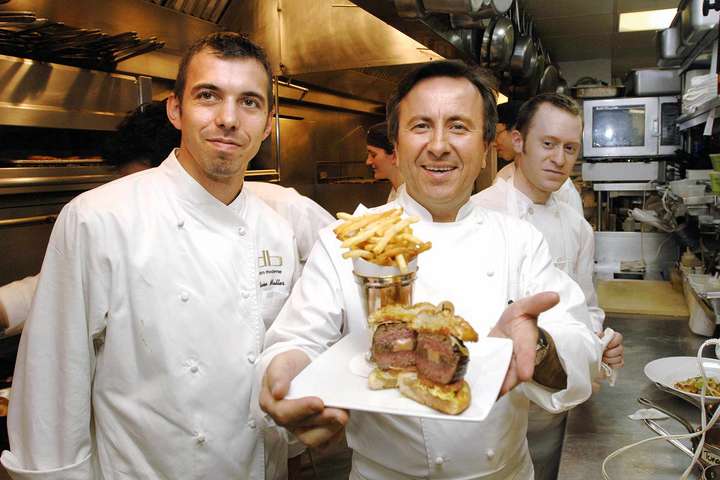 Umgerechnet rund  30 Euro kostet Bouluds legendärer »DB Burger« heute in seinem Bistro in Singapur. Zentrum seiner gastronomischen Welt bleibt jedoch das »Daniel« (Kreis).
