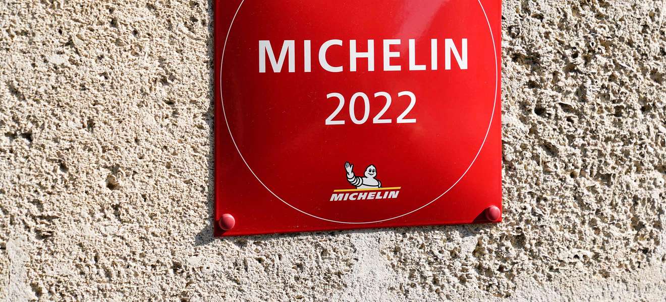 Michelin Plakette vor Restaurant