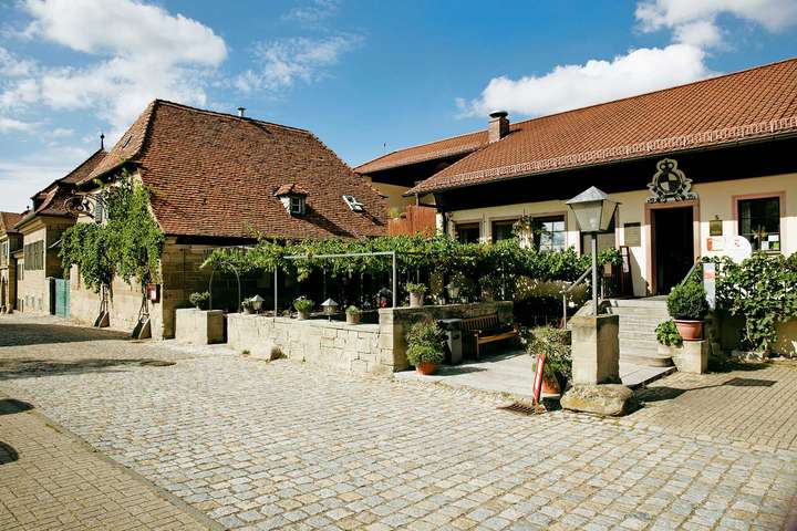 Auch Gastronomie ist mit Castell verbunden: Das  Restaurant »Weinstall« liegt gleich neben dem Schloss.