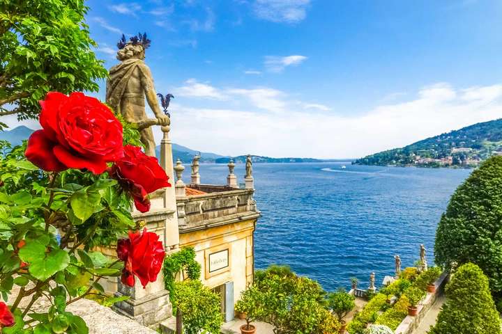 Der Lago Maggiore ist u.a. für die Blütenpracht rundum bekannt.