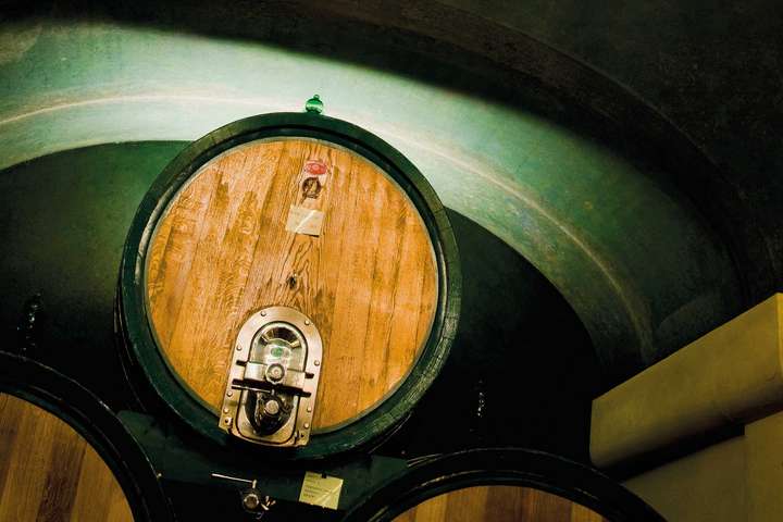 Im Weingut Caparzo lagert der Brunello im großen Holzfass – dadurch bekommen die Weine feinen Duft und Eleganz, so ­Besitzerin Elisabetta Gnudi. / © Schapowalow