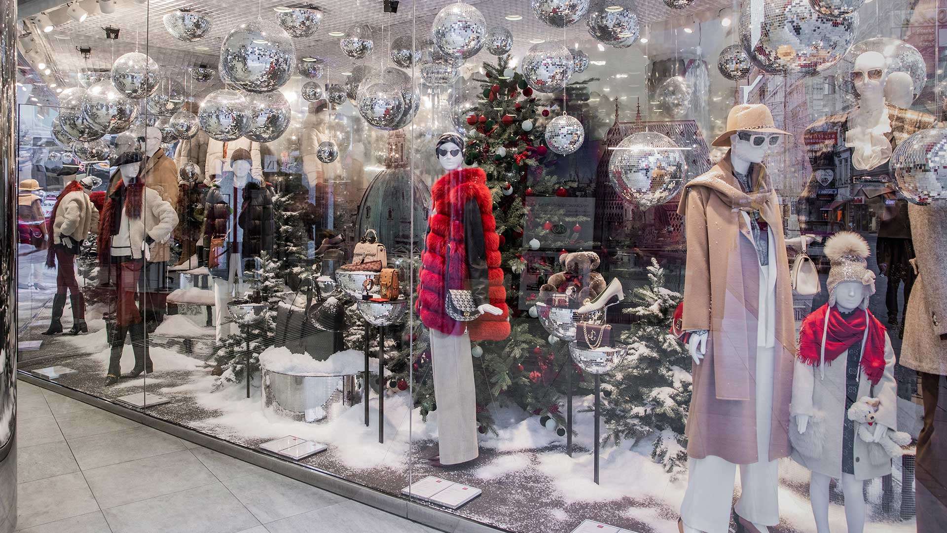 Auf der Suche nach den neusten Fashion Trends, kommt man am Wiener Kaufhaus Steffl nicht vorbei! Im Dezember erwarten einen hier außerdem unsere exklusiven Duftkerzen der Falstaff LIVING Home Collection. In diesem Sinne: Happy Shopping! steffl-vienna.at​​​​​​​