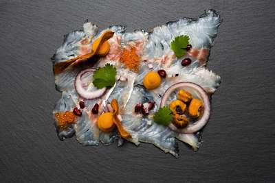 Tiradito vom Wolfsbarsch mit Kaviar.