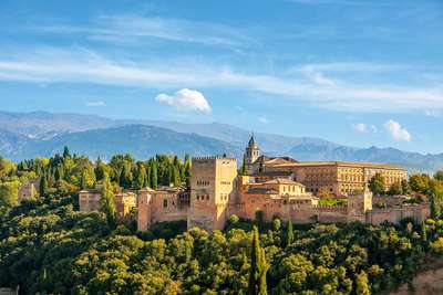 Die Alhambra ist das Wahrzeichen von Granada und eines der beliebtesten Ziele. Im Hintergrund die Berge der Sierra Nevada.