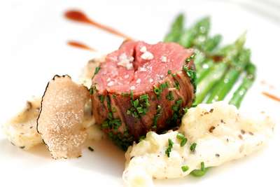 »Culinarium Nittel«. Deutschland grenzt hier an Luxemburg und Frankreich, die Kulinarik blüht: Rinderfilet, Spargel und Trüffel.