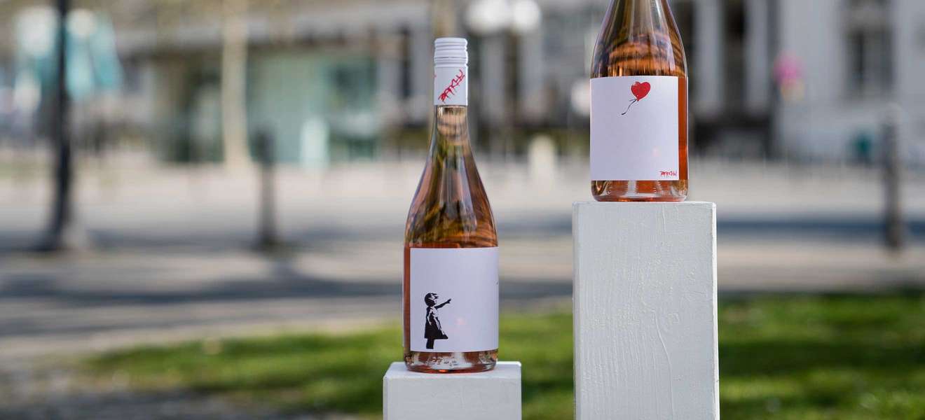 Banksys »Girl with Balloon« Etikett auf dem Rosé »Love & Hope« des Weingut St. Antony.