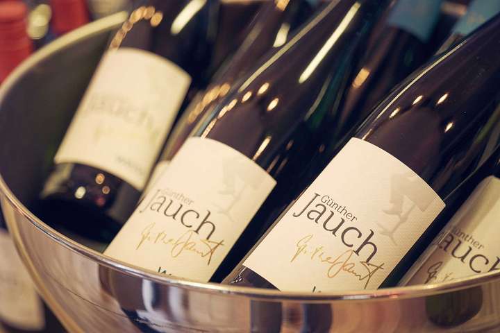 Ab 19. März gibt es bei ALDI SÜD und Aldi Nord einen Rot- und einen Weißwein von TV-Moderator Günther Jauch.