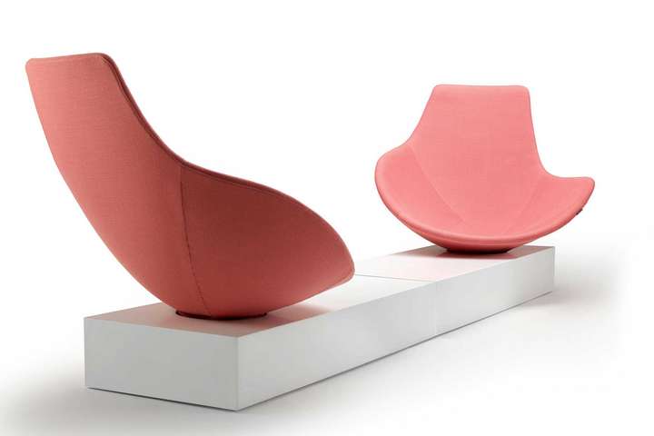 Sitzgelegenheiten mit skulpturalem Charakter: die »Easy Chairs« von Offecct. Machen sich am besten im Duett. offecct.com