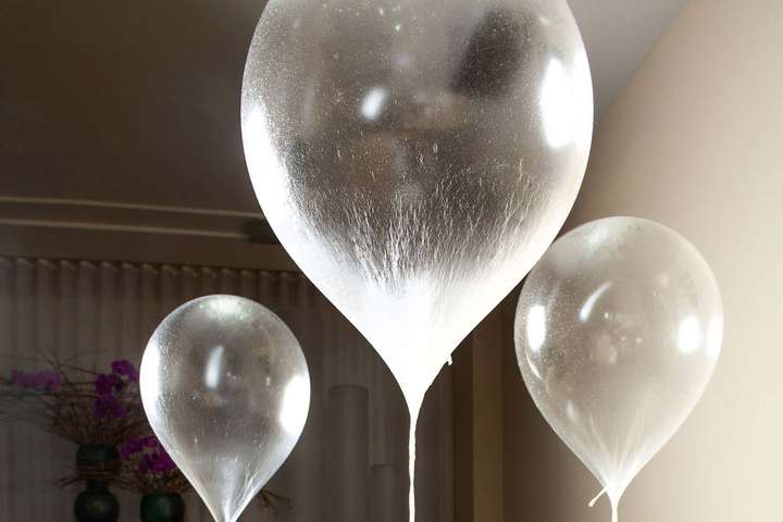 Im »Aliena« werden zum Dessert essbare und mit Helium gefüllte Ballons serviert. Spektakel pur. / © Christian Seel