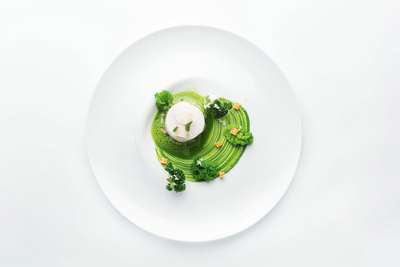 »Naturverbunden« nennt Nils Henkel seine Gerichte. Im Bild: Skrei, Grünkohl, Meerrettich, Kartoffelrisotto.