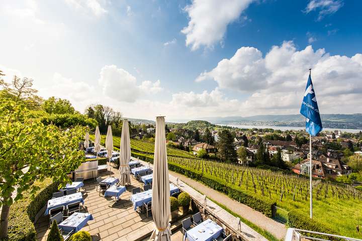 Vom Restaurant «Sonnenberg» geniessst man einen herrlichen Blick über die Stadt und den Zürichsee.