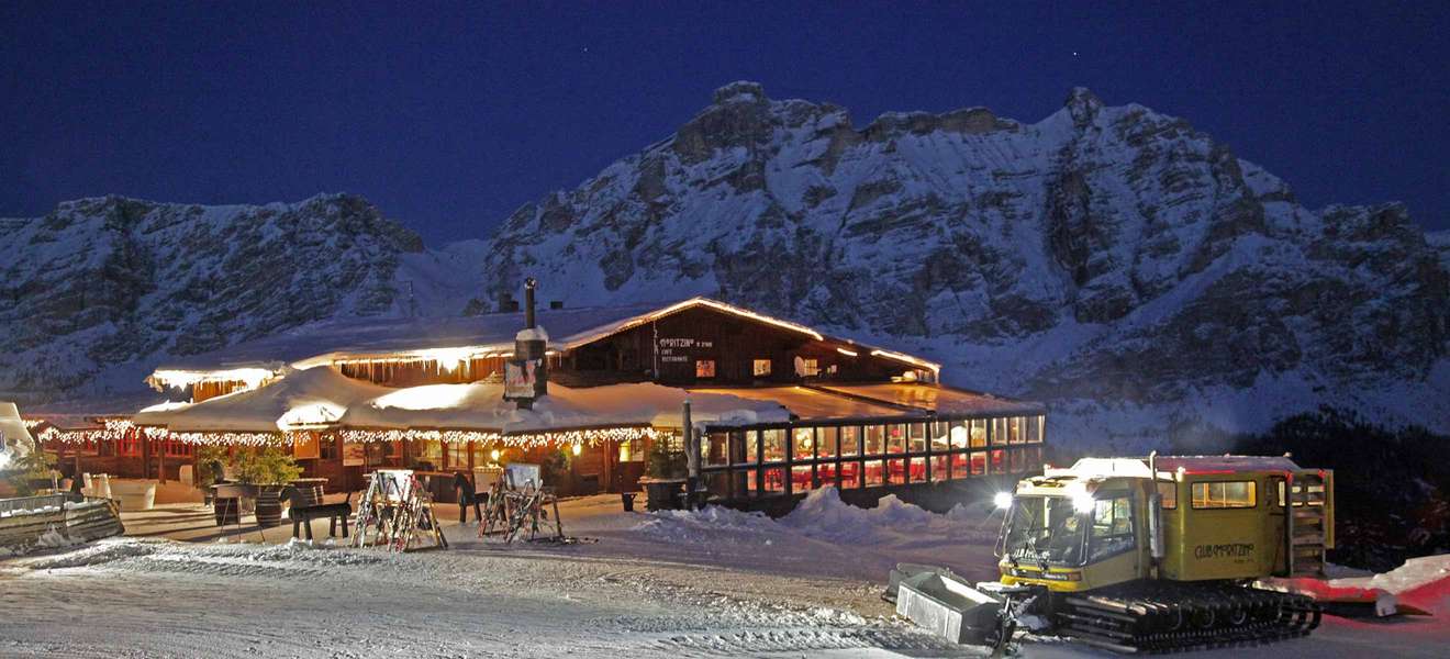 Der Club Moritzino in den italienischen Alpen ist sowohl Restaurant als auch Aprés Ski Treffpunkt.