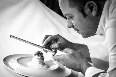 Mario Porcelli, Küchenchef im Gourmet-Restaurant des Hauses, sorgt für mediterrane Leichtigkeit in den Dolomiten.