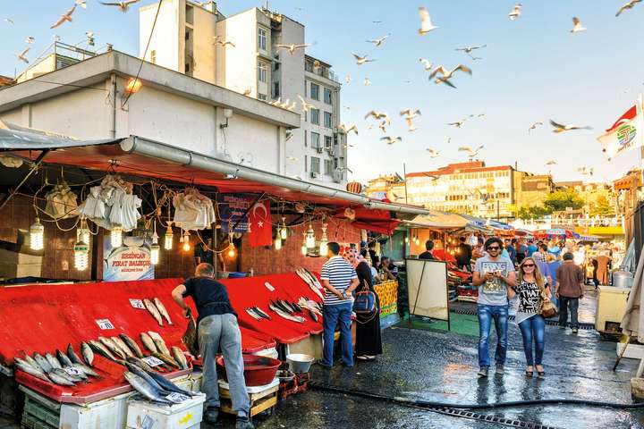 Fischmarkt in Istanbul: Charmante Flaniermeile für alle, die gutes Essen lieben. / © Shutterstock