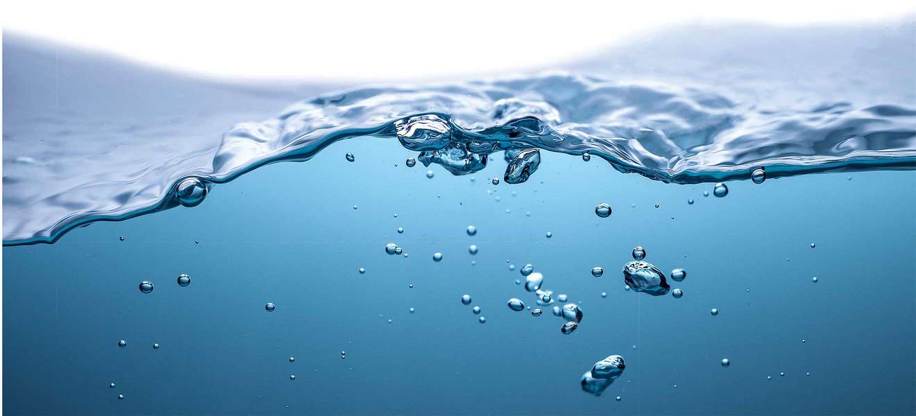 Neben dem gebräuchlichen Mineralwasser gibt es noch viele andere Wasser-Arten.
