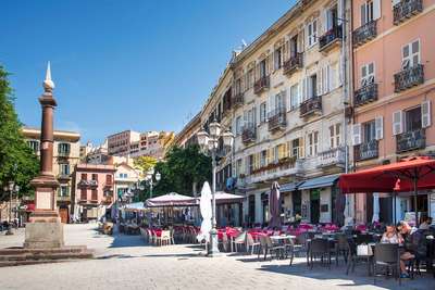 Die Piazza Yenne ist Dreh- und Angelpunkt der Movida von Cagliari. Zahlreiche Shops, Bars und Restaurants halten bis lange nach Mitternacht offen. 