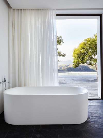 Architektonische Qualitäten zeigt auch das Badezimmer. Die schlichte Wanne findet sich im Outdoorbereich wieder. 