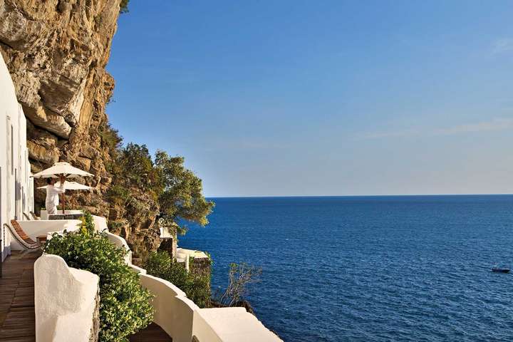 Traumhafte Ausblicke von den Zimmern des Hotels Casa Angelina. Es ist eine der schicksten Adressen an der Amalfiküste. / Foto: beigestellt